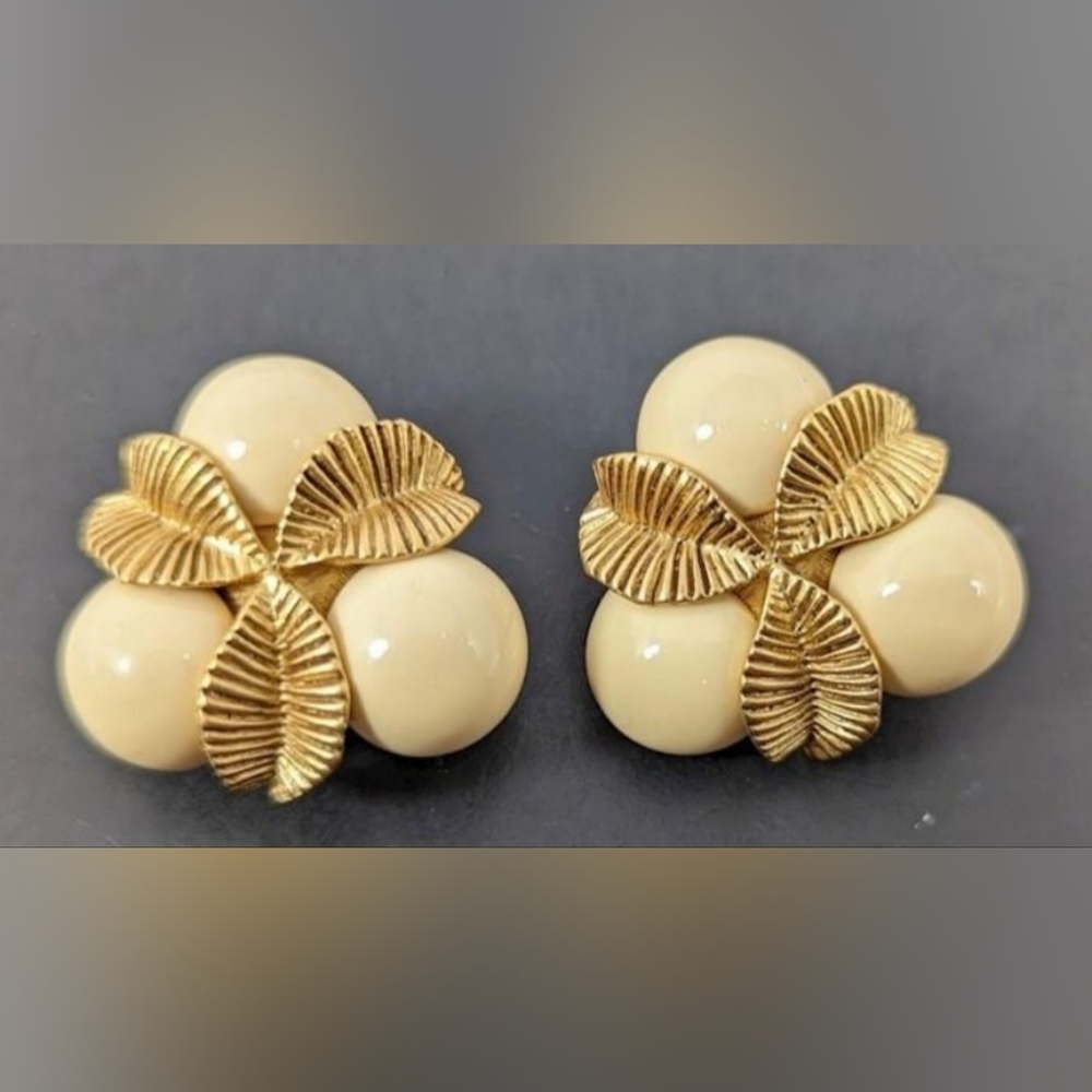 VINTAGE RARE OSCAR DE LA RENTA Floral clips earrings